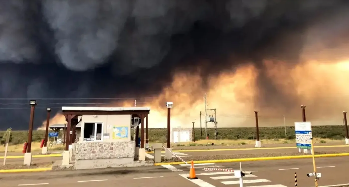 Península Valdés: El fuego avanza sin control hacia el Istmo Ameghino