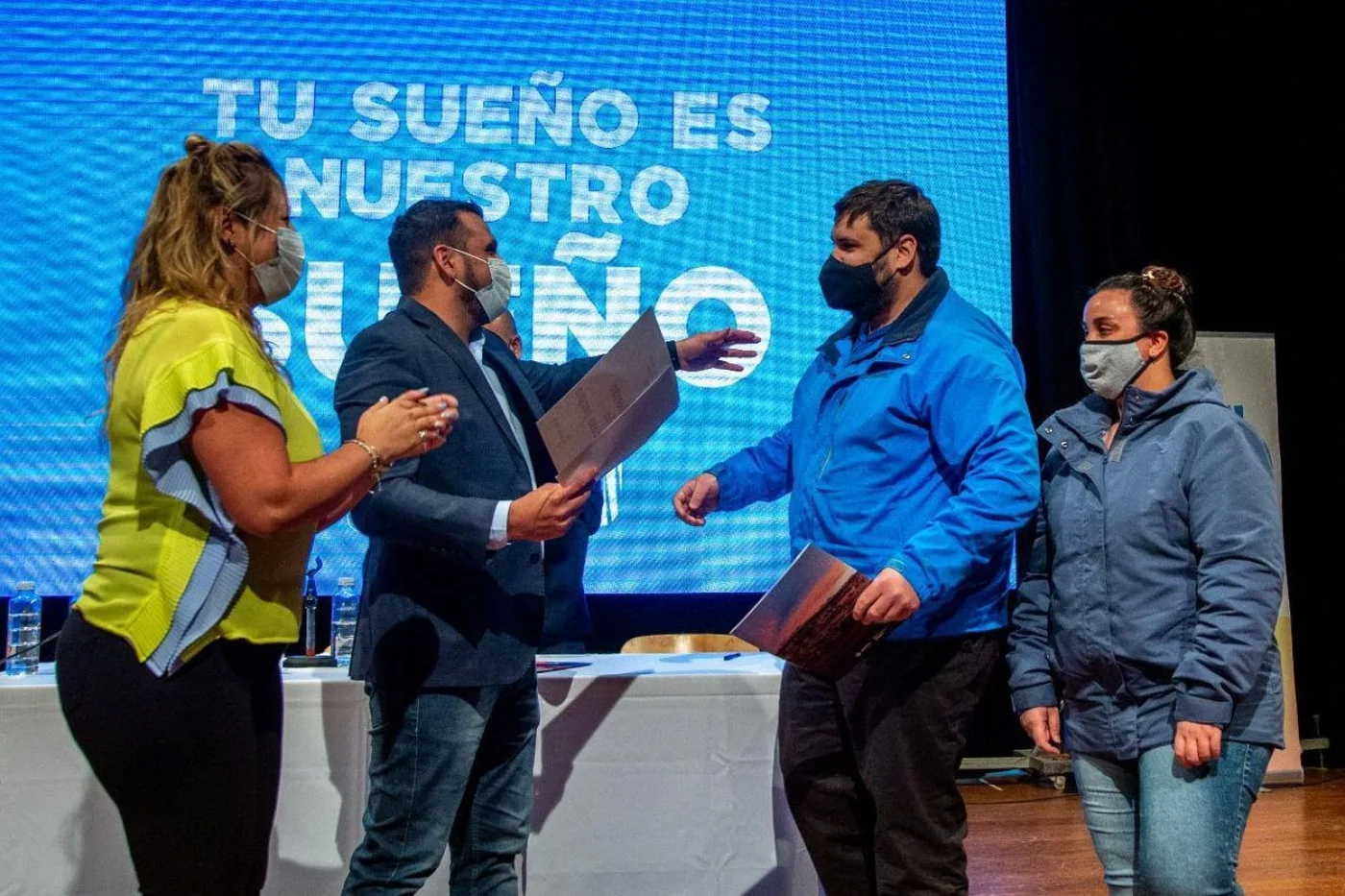 Vuoto encabezó el acto de entrega de créditos para la construcción de viviendas