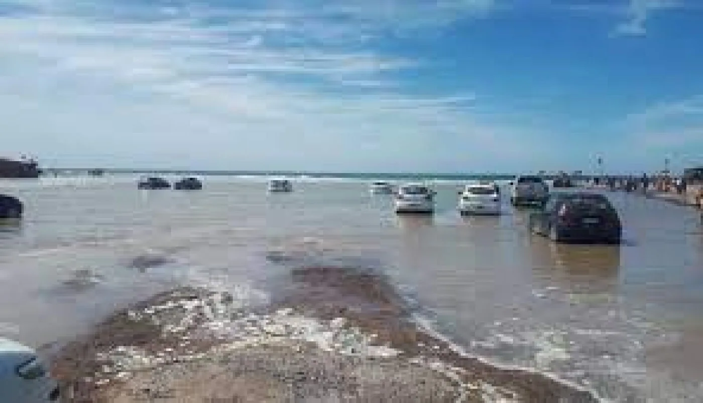 Marea extraordinaria "atrapa" a decenas de autos en Las Grutas