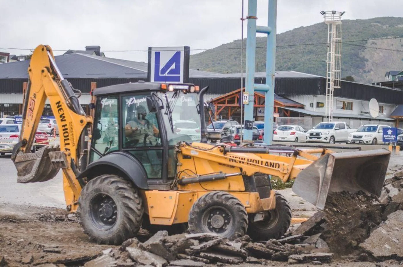 Inicio de trabajos de remoción del antiguo pavimento en la rotonda del Pipo