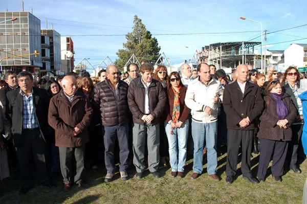 Las autoridades de la UCR y los funcionarios, en primera fila.