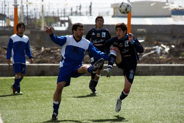 Escobar y Coviella disputan el balón durante el segundo tiempo del partido.