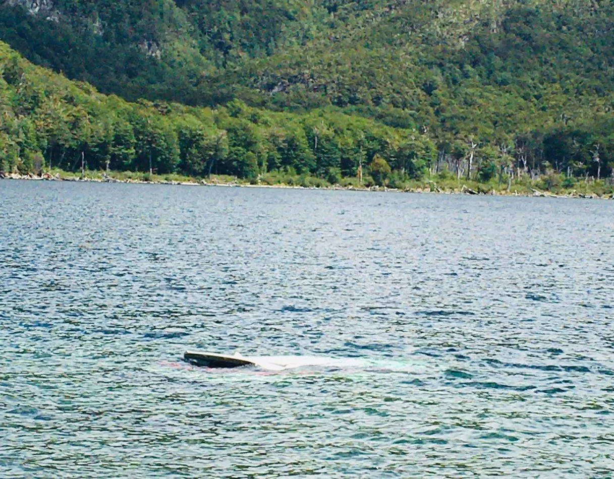 Una camioneta se hundió en el Lago Escondido