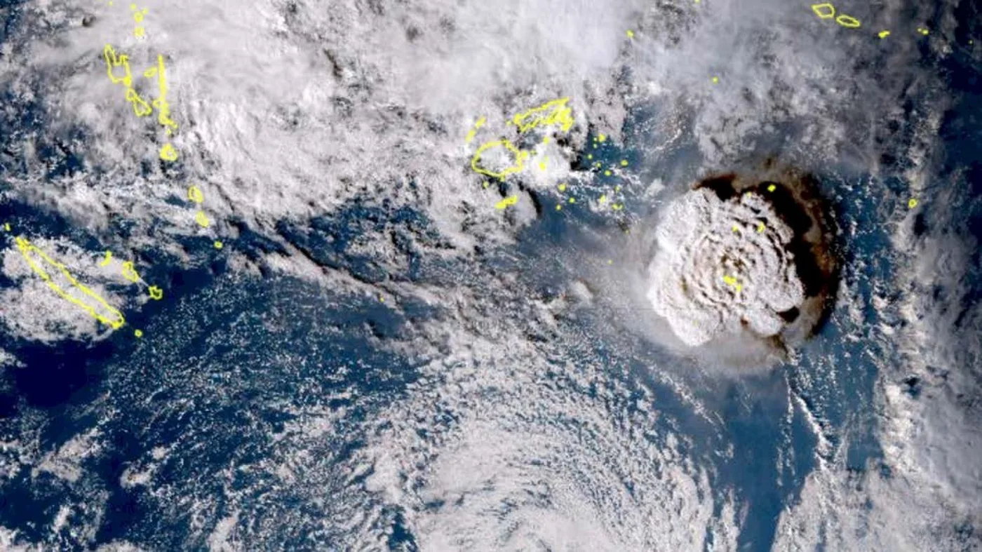 Hawai se prepara para la llegada del tsunami tras la erupción del volcán submarino en Tonga