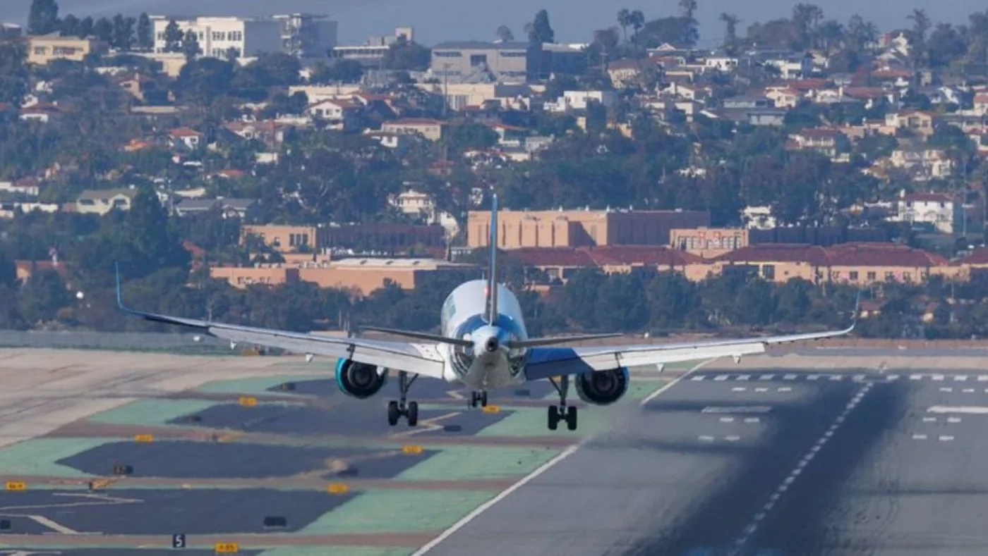 La FAA advierte a operadores del 787 que el 5G podría traer problemas al aterrizar