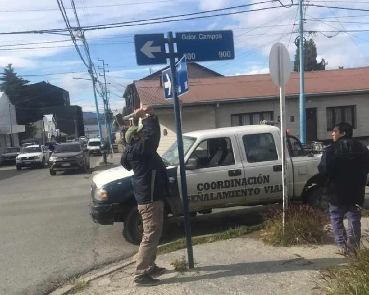 El trabajo es realizado por las cuadrillas municipales que integran la Coordinación de Señalamiento Vial .