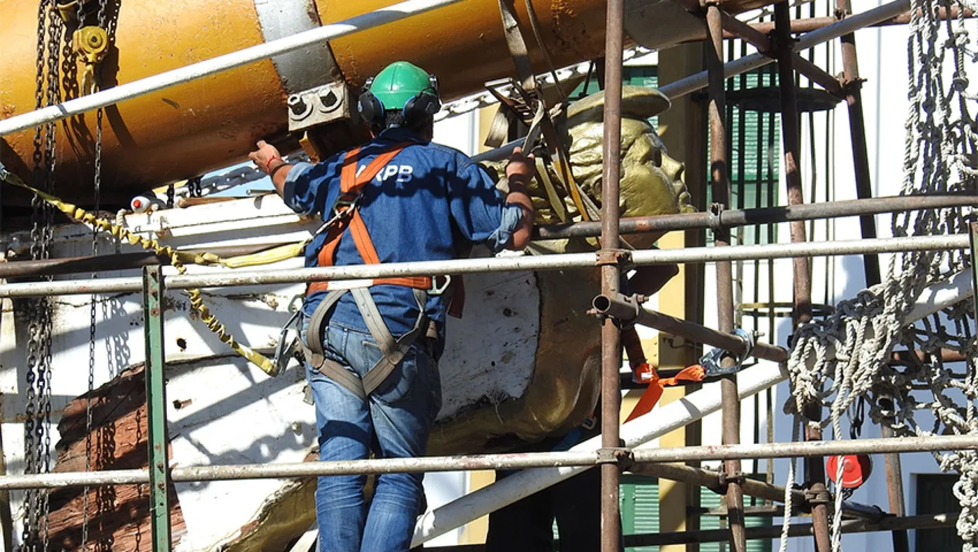 Reparaciones en el mascarón de proa de la fragata ARA “Libertad”.