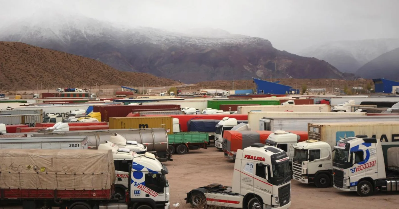 Caos para cruzar Los Andes: 1.000 camiones argentinos están varados por nuevos controles y un conflicto en Chile