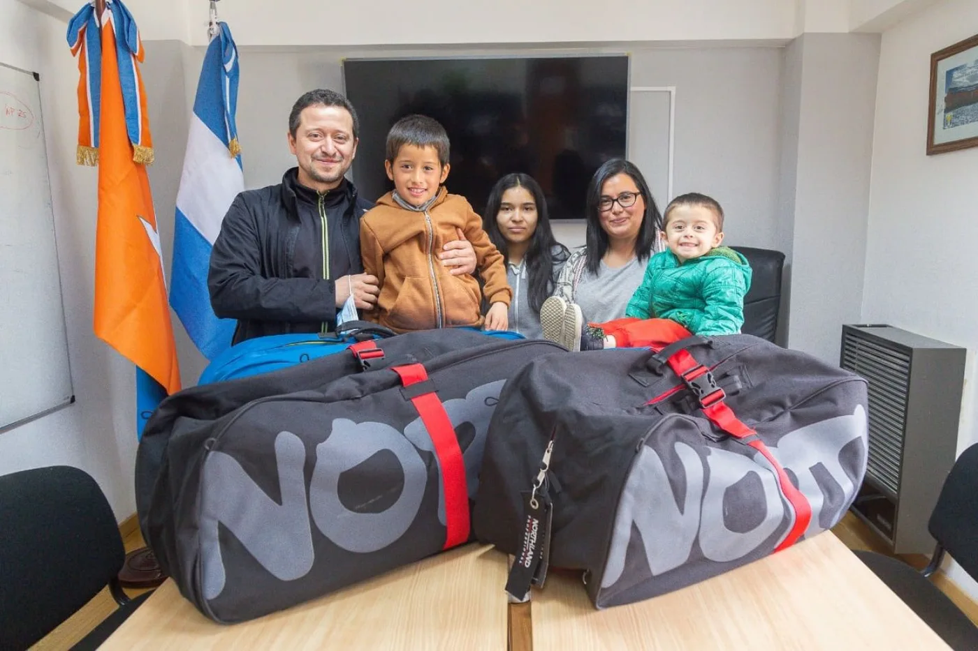 Familia de docentes seleccionados para la campaña antártica 2022, Soledad Otaola, Denis de Jesús Barrios y sus hijos Paula, Danilo y Fausto.