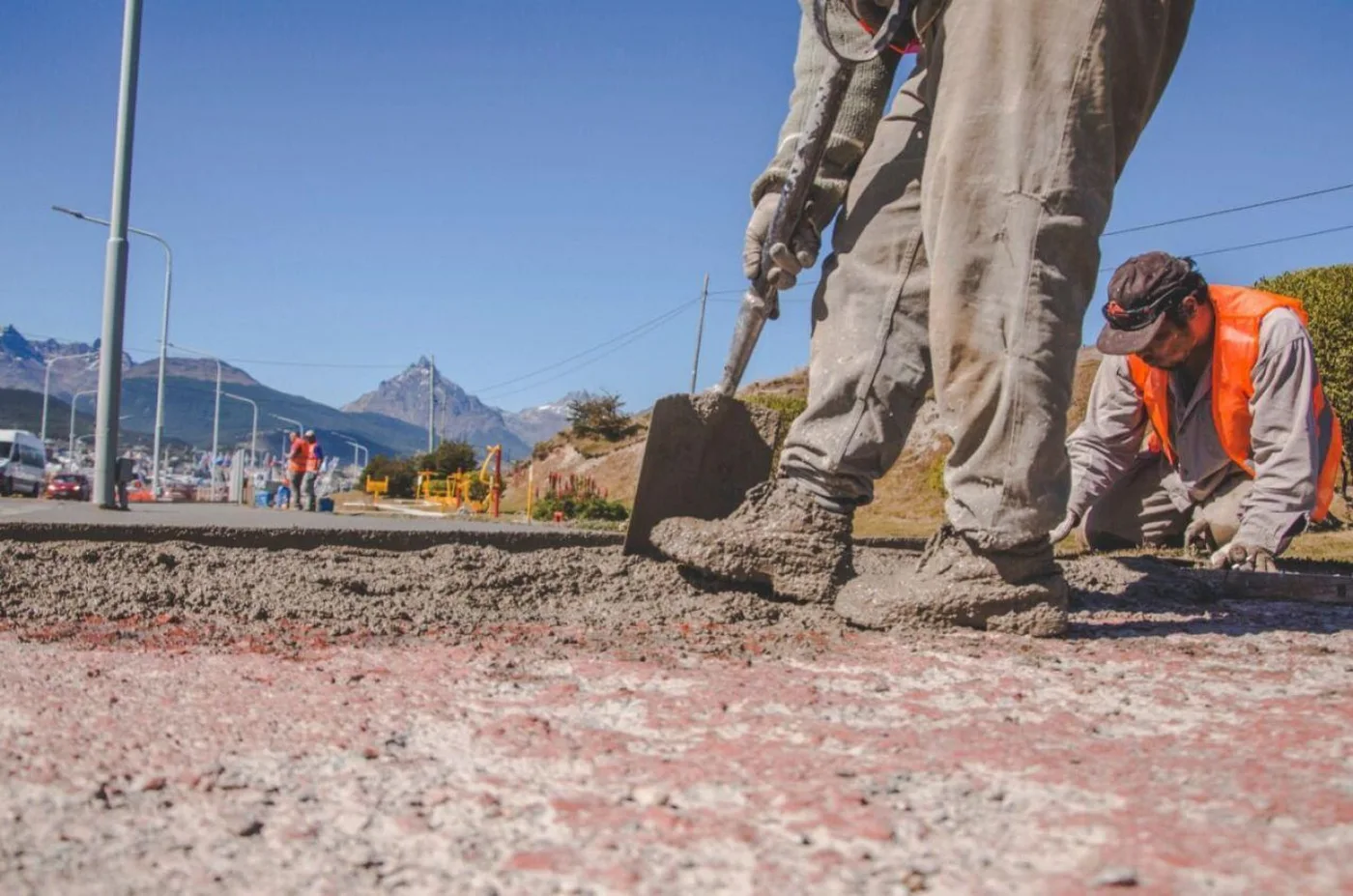 Trabajos de mejoras en las veredas, sendas y cordones de la Avenida Hipólito Yrigoyen