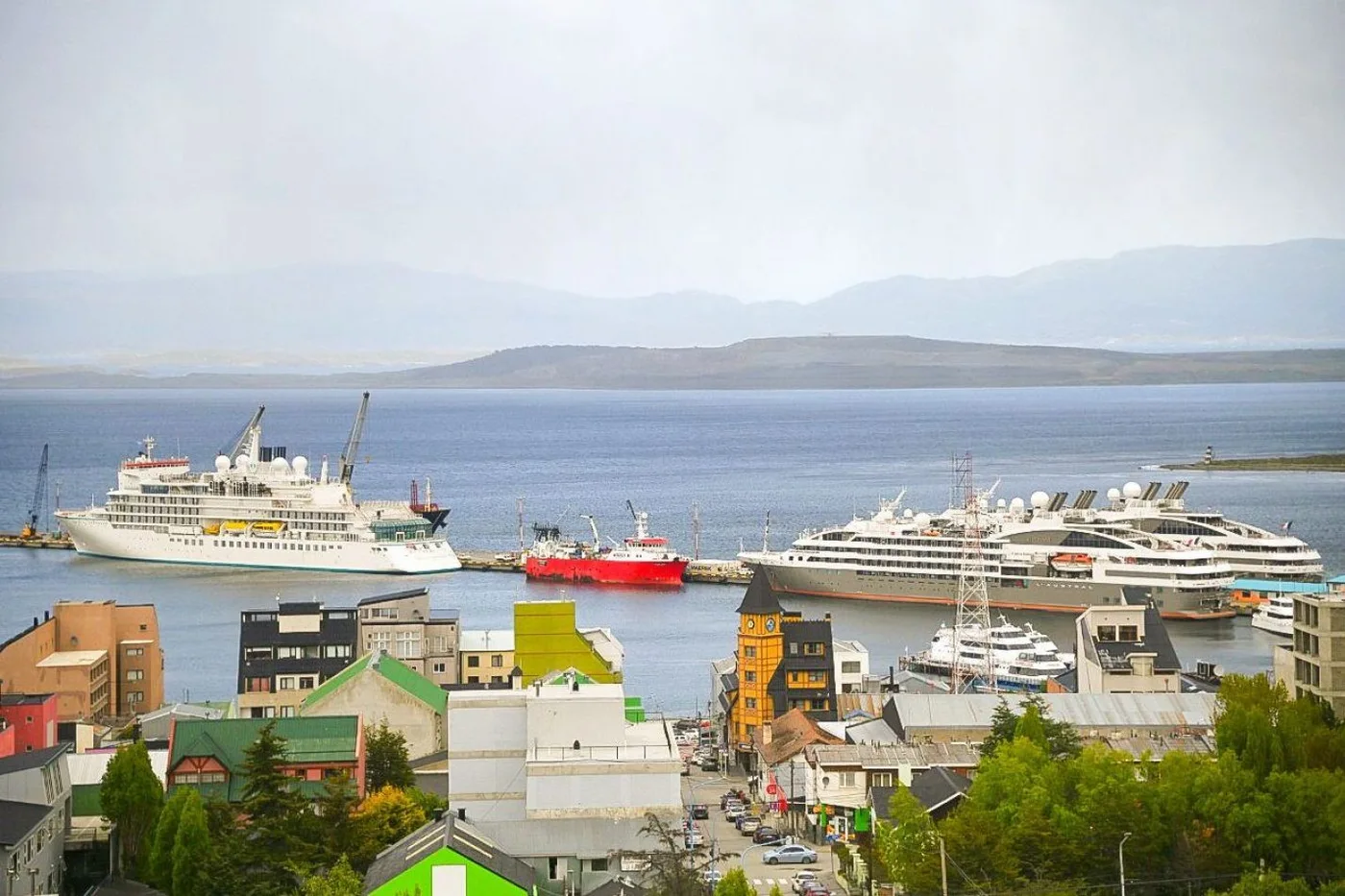 Una de las navieras que trabaja con el puerto de Ushuaia, anunció la suspensión de sus actividades “por insolvencia”.