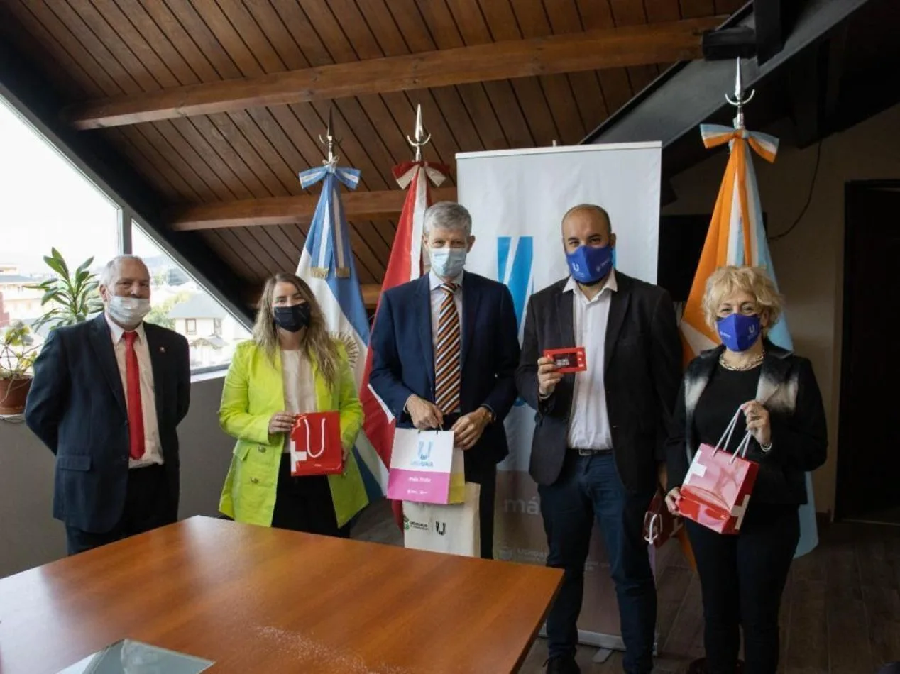 el embajador de Suiza en Argentina, Heinrich Schellemberg, fue recibido junto al Cónsul de Suiza en Ushuaia Danilo Clement, en el municipio de Ushuaia