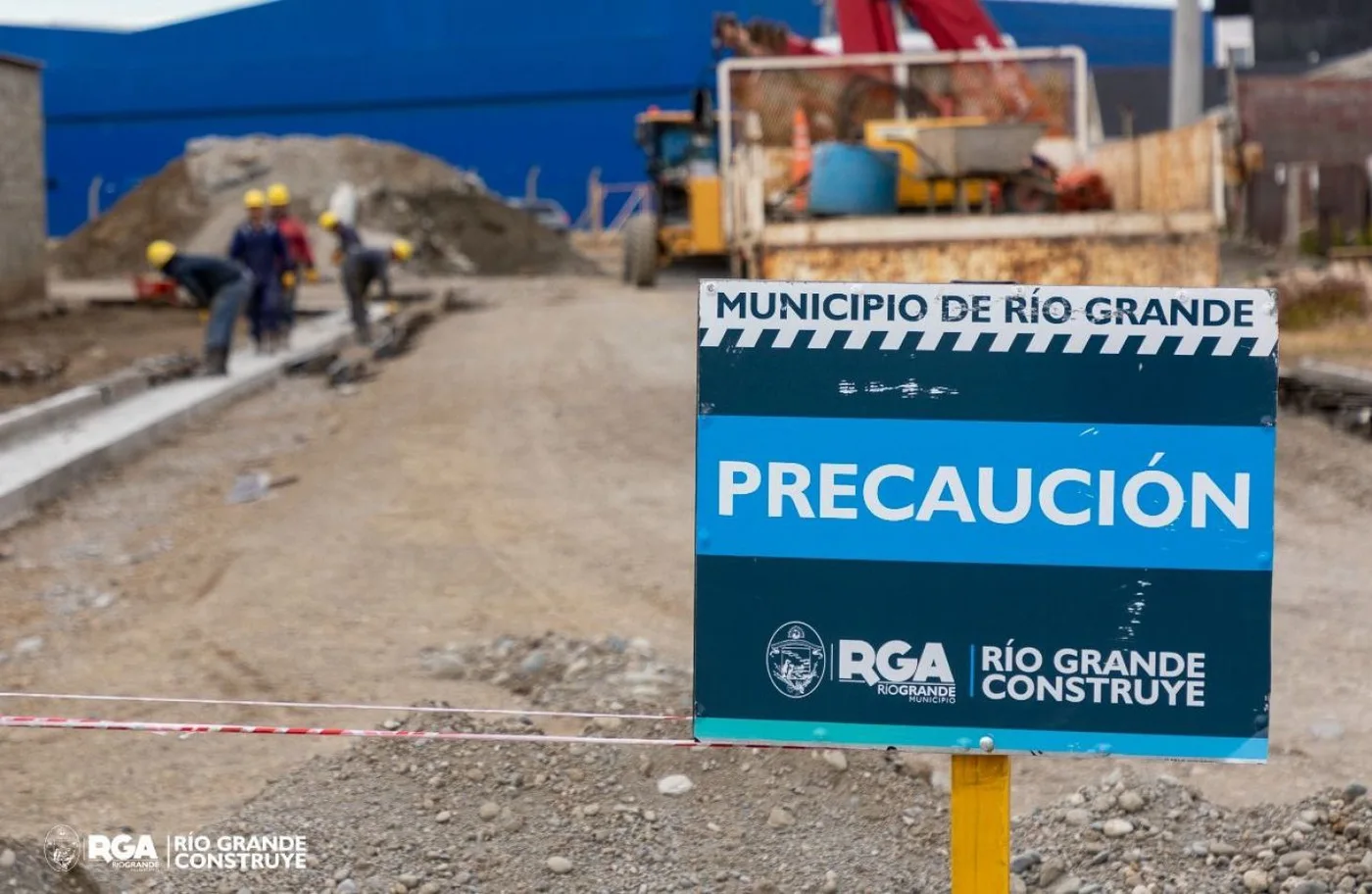 El municipio de Río Grande avanza con la construcción del cordón cuneta en B° Solar de la Laguna