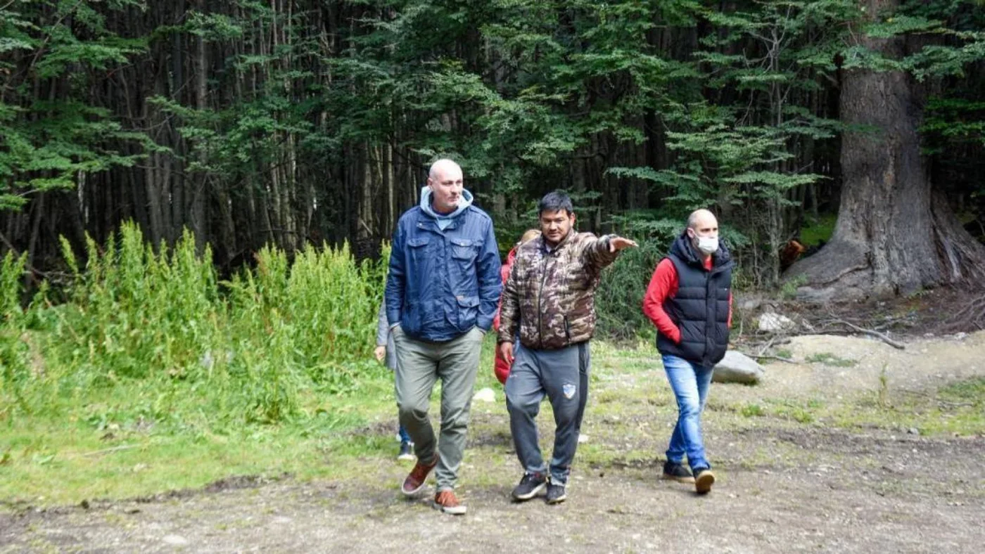 Presidente del Instituto Municipal de Deportes de Ushuaia, Guillermo Navarro recorrió los espacios deportivos disponibles.