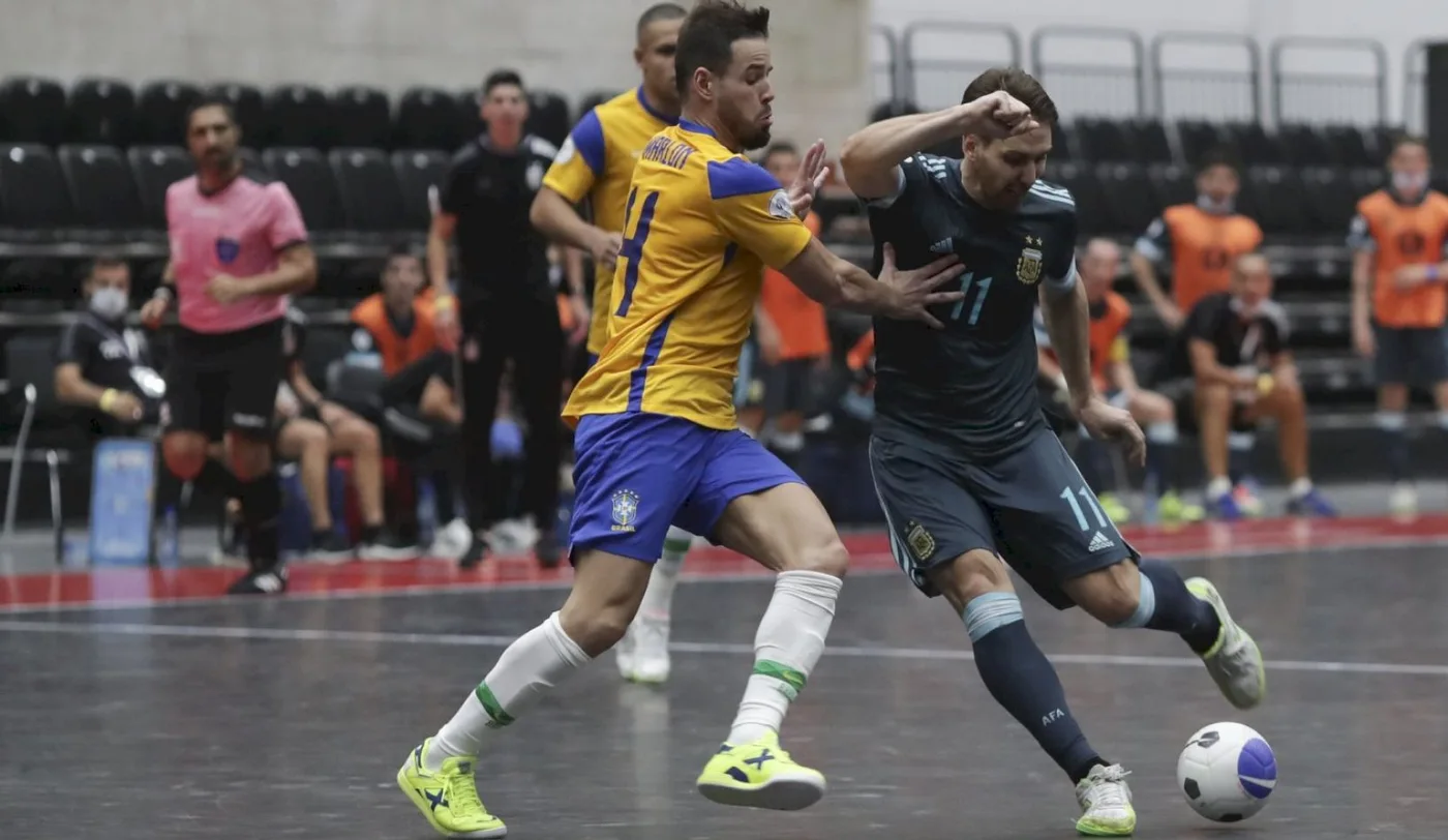 Argentina eliminó a Brasil 2 - 1 en la tanda de penales y clasificó a la final de la Copa América de Futsal en Paraguay.
