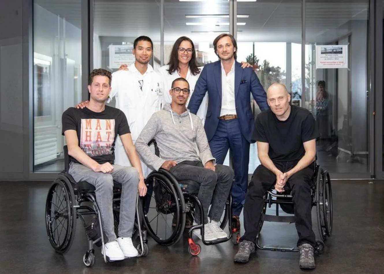 El equipo médico y los pacientes que recibieron el tratamiento. (EPFL / Jean-Baptiste Mignardot)