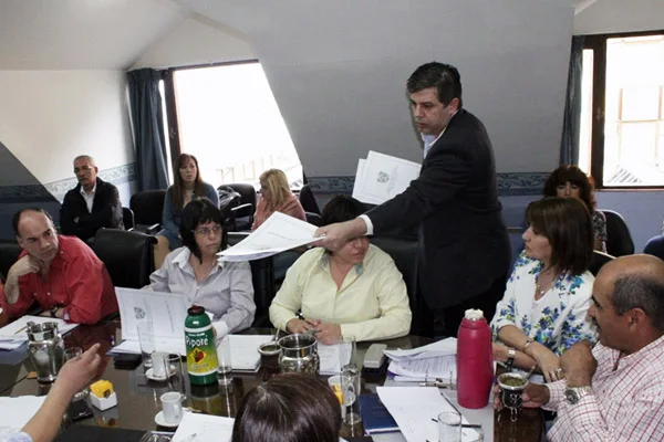 Los legisladores, durante la reunión de comisión.