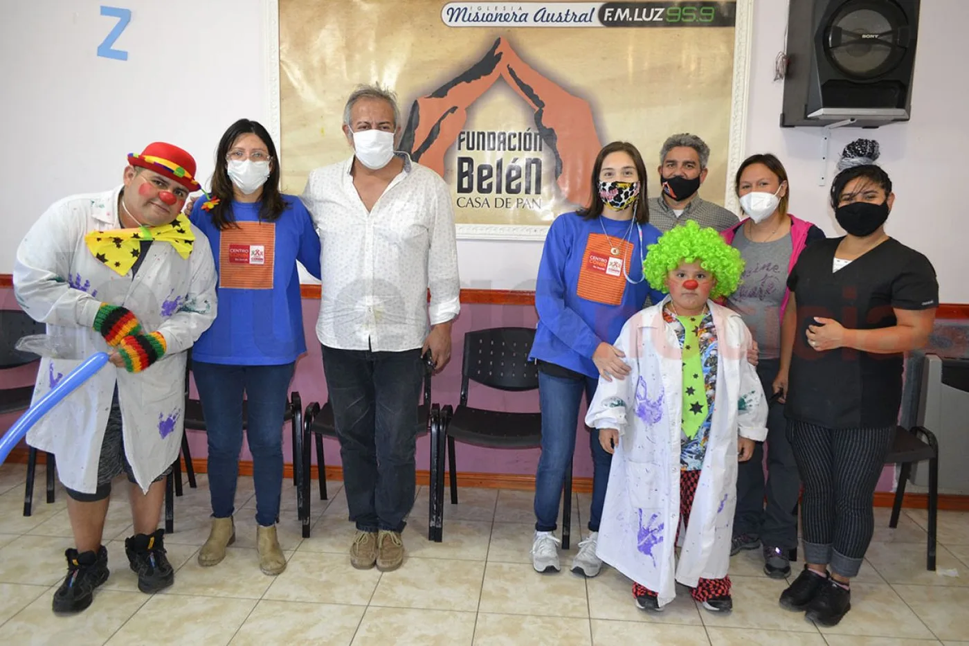 Los integrantes de la Fundación DAR Conin junto al responsable de la Fundación Belén y los voluntarios los payasos “Paleta” y “Porotín” y la peluquera