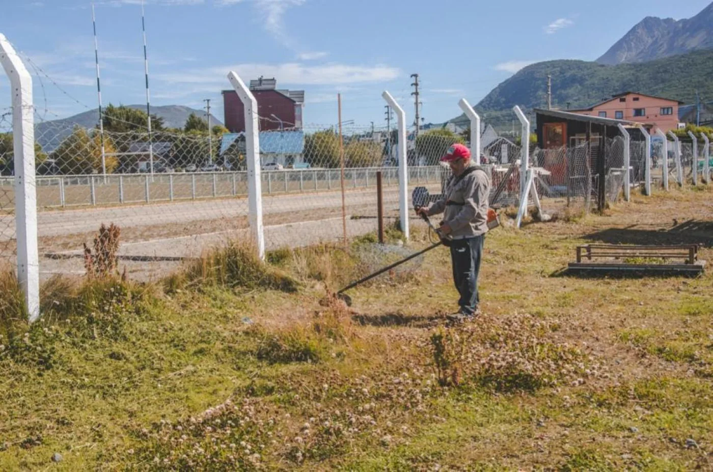 Municipio de Ushuaia realiza tareas de mejora de espacios verdes deportivos
