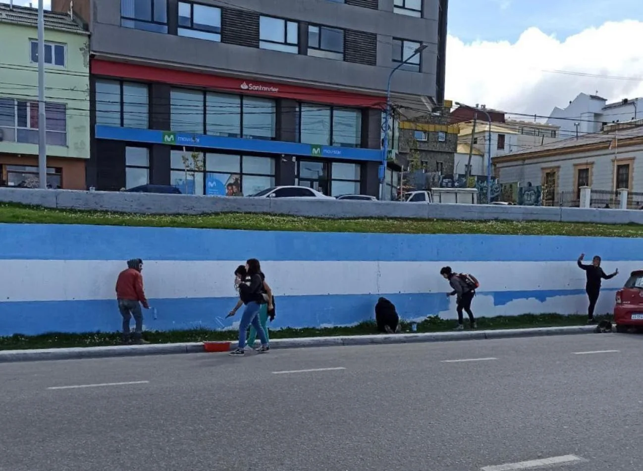 Municipalidad de Ushuaia comenzó la construcción de la cápsula del tiempo y repintó el mural de Malvinas