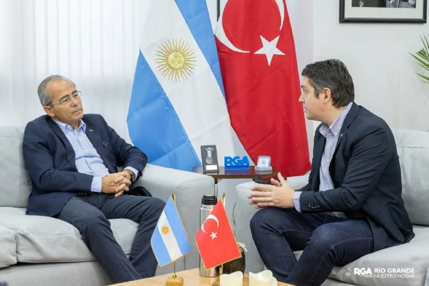 El Intendente de la ciudad recibió en su despacho a S.E. Vural Altay, embajador de Turquía en nuestro país.