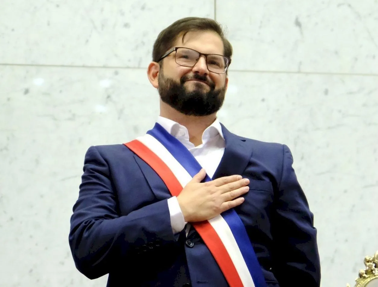 Boric se convirtió a sus 36 años en el presidente más joven de la historia de Chile, sucede al conservador Sebastián Piñera.