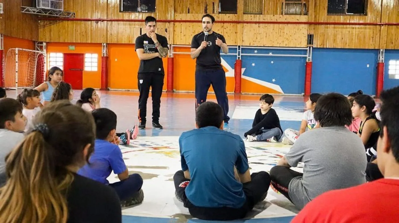 Profesores del seleccionado provincial de Atletismo, Rodrigo Velázquez, Richard Gómez y Julieta Gallardo.