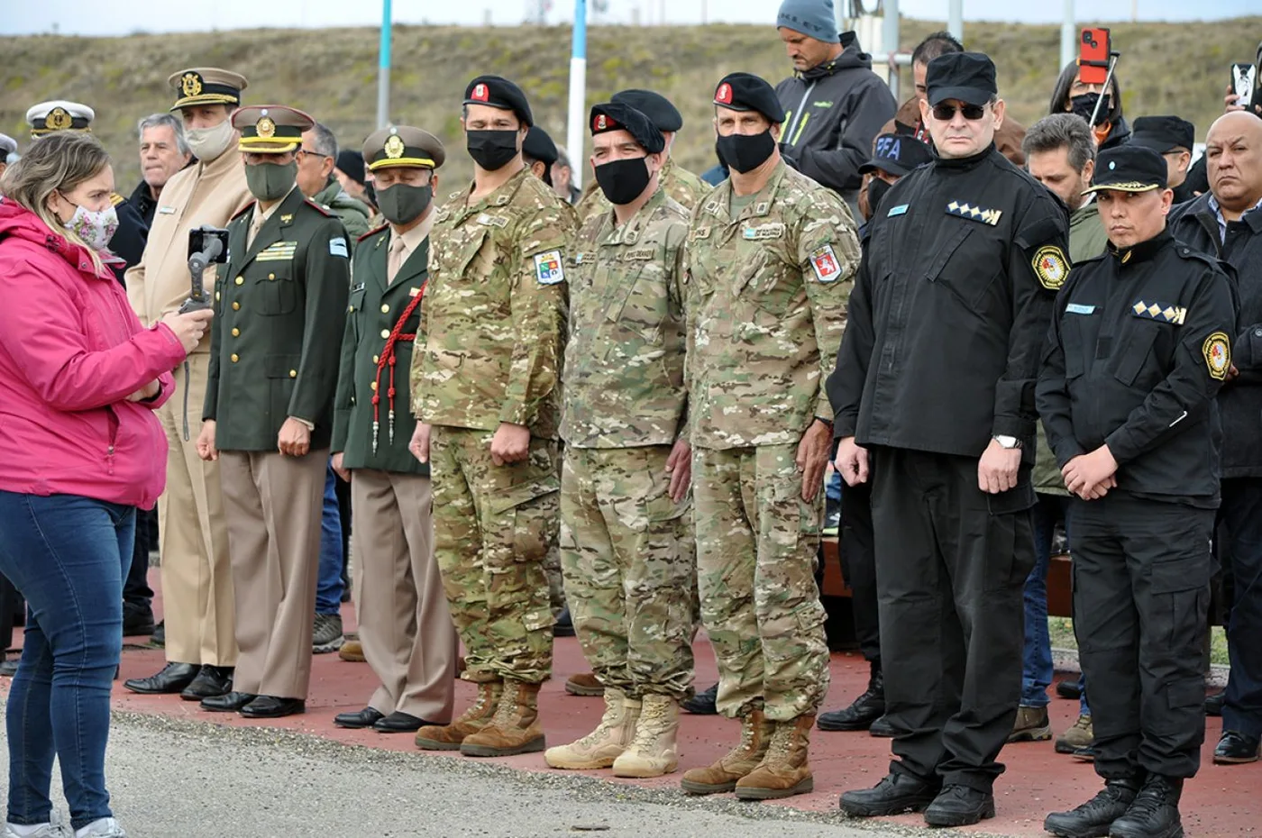 Integrantes de la Armada Argentina participaron de la inauguración de la Carpa de la Dignidad. También colaboraron con las actividades previas al arma
