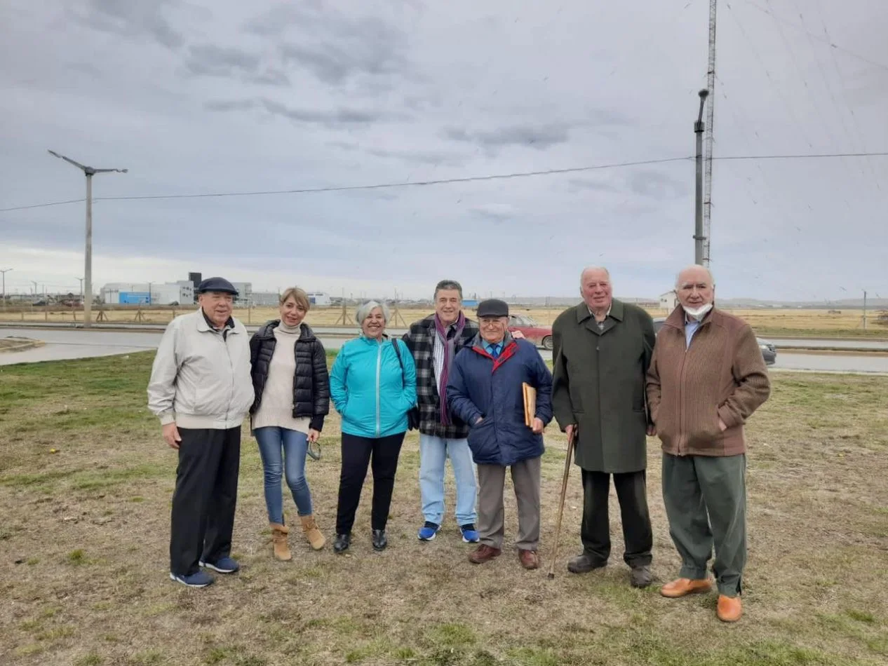 De izq a der.: El ex intendente Esteban “Chiquito” Martínez, Mirta Valencia, Carmen Valencia, Tony Márquez, el concejal (MC) Julián Baeza, Adrián Good