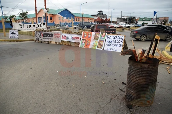 Los trabajadores del SITRASEP protestaron por mejoras laborales en La Anónima.