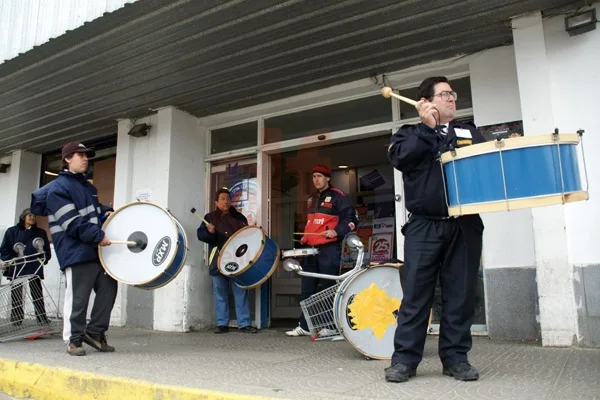 Los trabajadores del SITRASEP se manifestaron en el acceso al supermercado.