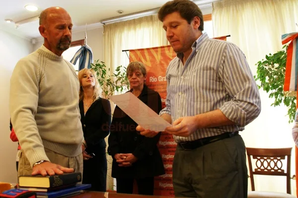 Melella toma juramento a Jorge Coldorf, flamante funcionario municipal.