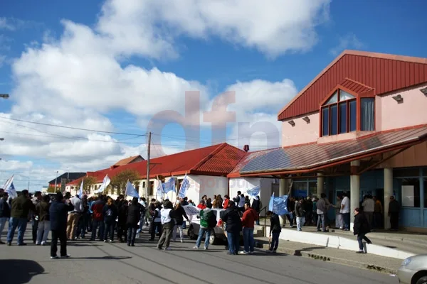 La medida alcanza a profesionales del Hospital Regional Río Grande y su homónimo de Ushuaia.