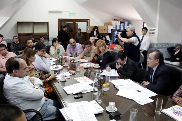 Vicente Sinchicay, durante el diálogo con los parlamentarios en la sala de comisiones.