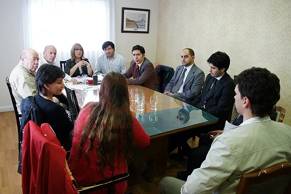 Los ediles junto a los funcionarios municipales, durante la reunión realizada el miércoles.