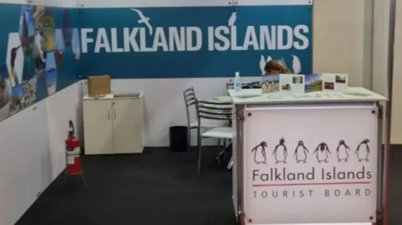El puesto entrega folletos con información para el turista