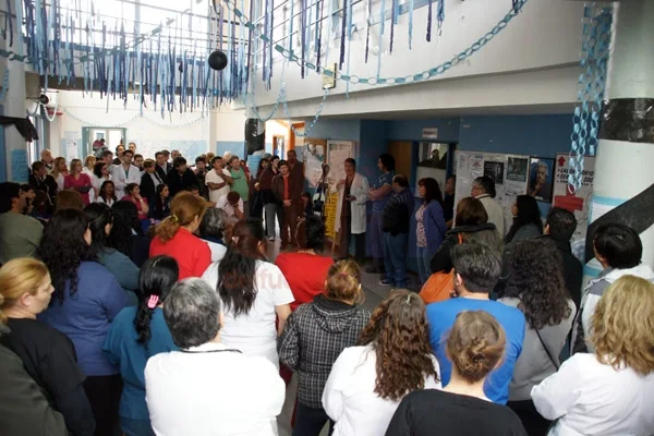 La habitual asamblea en el hall central se suspendió por la reunión de Profesionales.