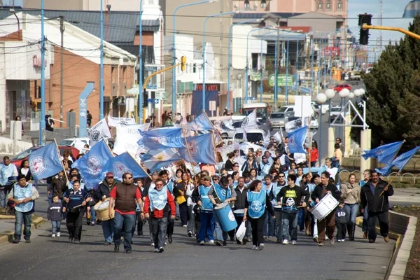 La columna de manifestantes cruza la calle Thorne, mientras marchan por avenida San Martín.
