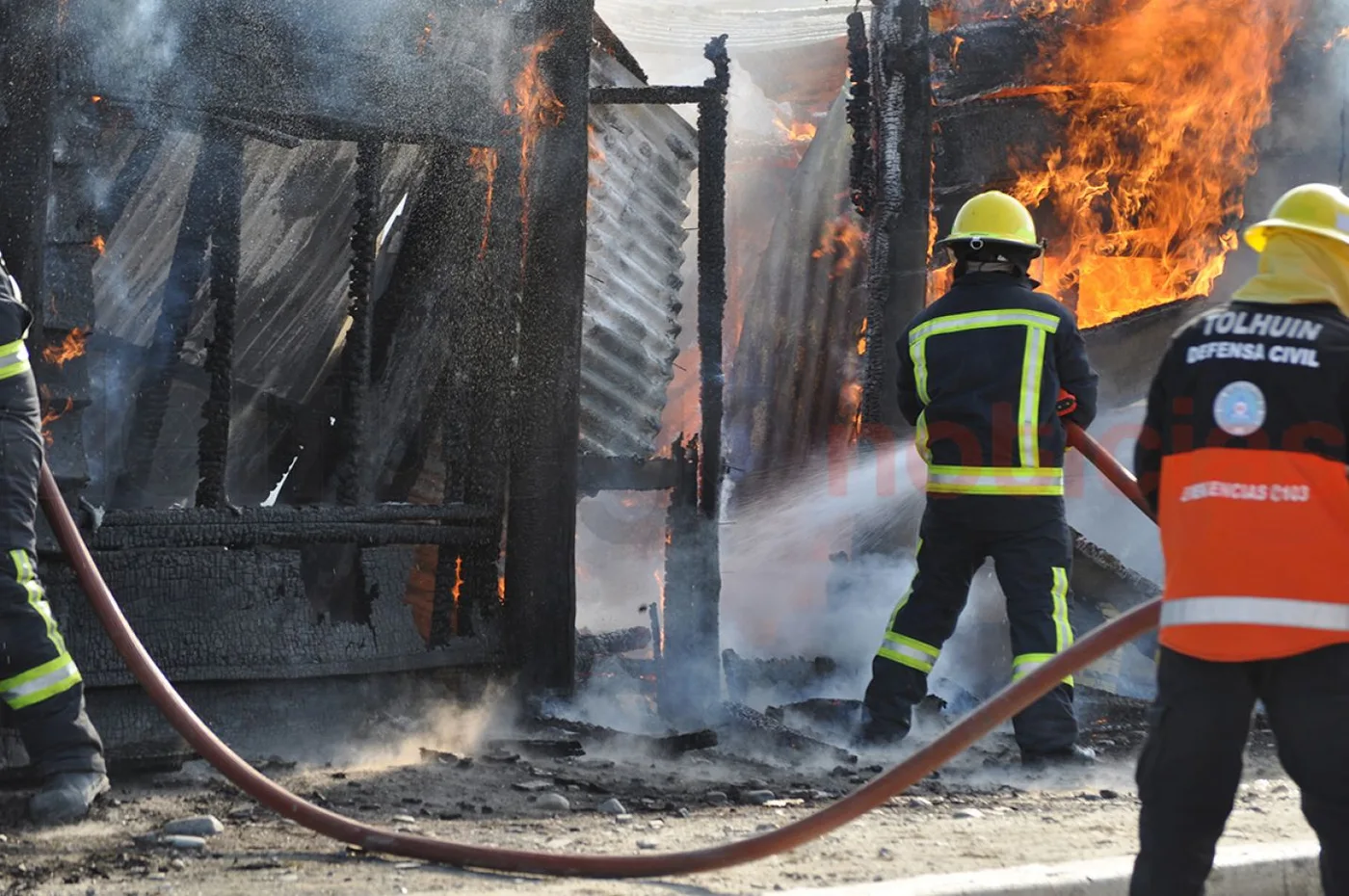 el fuego afectó el 80% de una construccipon de madera que se encuentra en calle Minkiol.