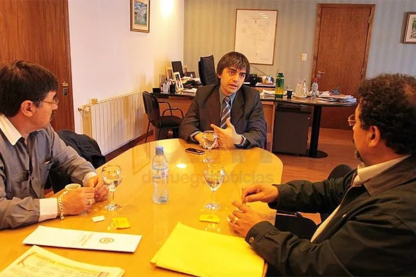 Gerónimo Ruiz y Eduardo Cabral, durante la reunión con Paulino Rossi.