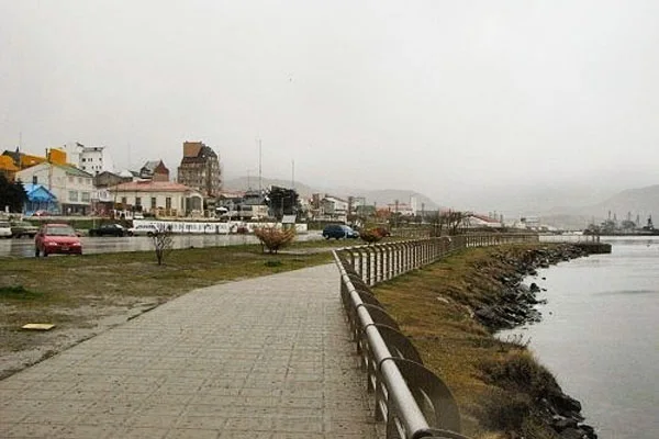 El paseo del puerto, lugar elegido para la colocación de los carteles.