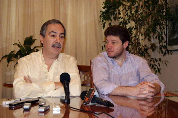 Jorge Martín y Gustavo Melella durante la conferencia de prensa.
