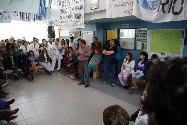 Claudio Macri, durante la asamblea con los trabajadores del nosocomio de Río Grande.