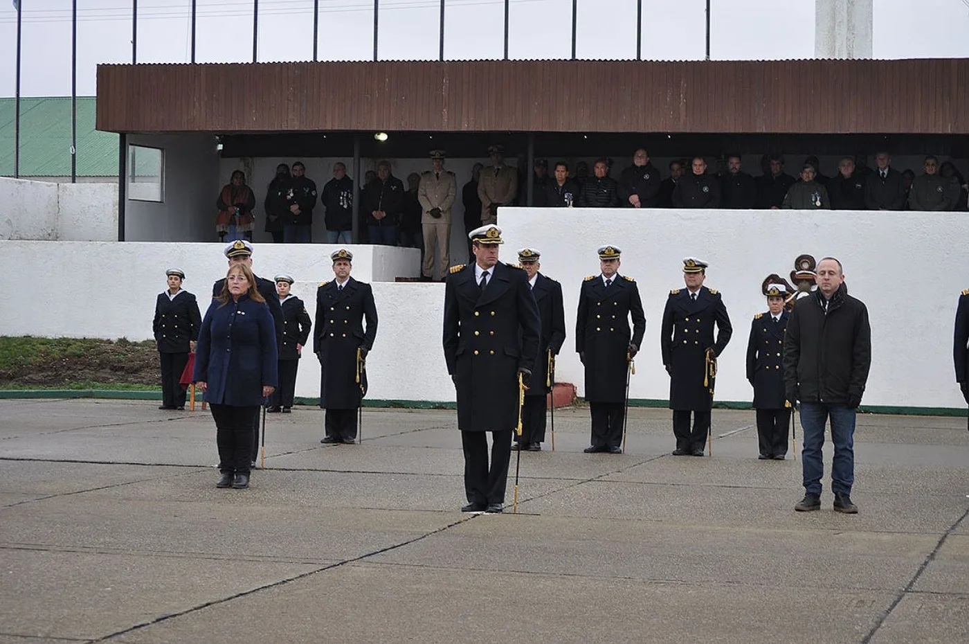 El Capitán de Navío Agustín Pons, Comandante de la FAIA, encabezó el acto por el 208° aniversario de la Armada Argentina.