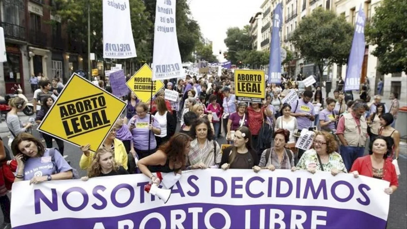 Gobierno español aprueba ley que permite abortar a menores de 16 años sin permiso paterno