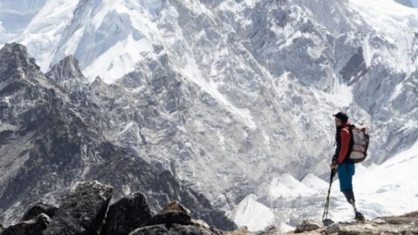Por primera vez en la historia, un montañista sin piernas hizo cumbre en el Everest