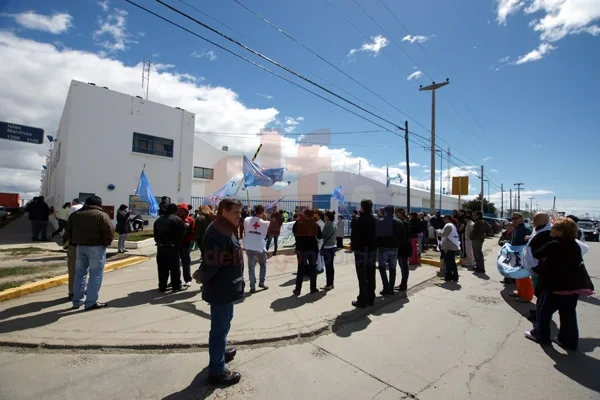 Los trabajadores, apostados en el acceso a la planta fabril de FAPESA, esperan por Ríos.