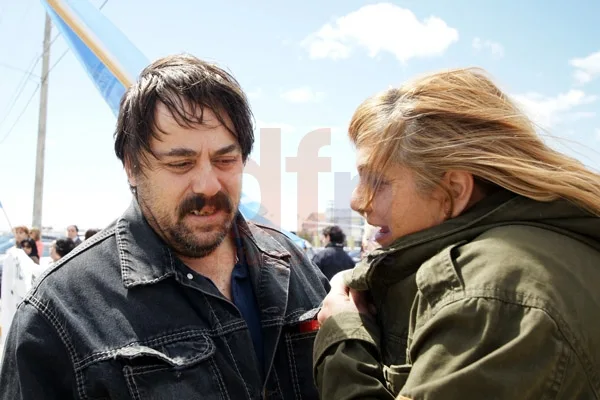 Alejandro Pérez dialoga con una manifestante, en el acceso a FAPESA.