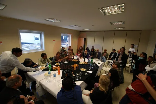 Fabiana Ríos, su gabinete y los periodistas que acudieron a la conferencia de prensa.