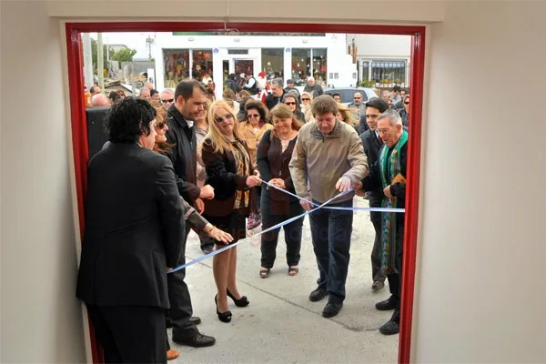 Gustavo Melella, junto a sus funcionarios, corta la cinta inaugural.